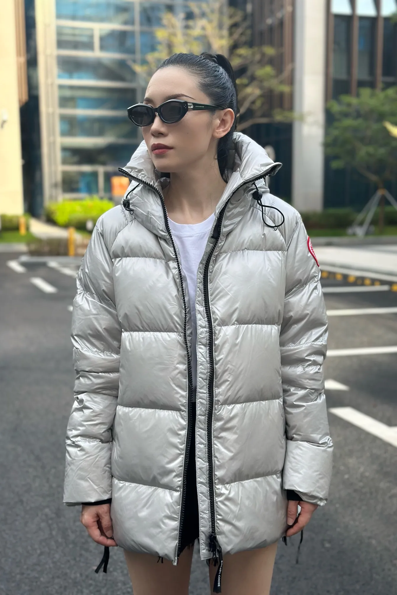 P1060 Big Goose 2239L Women's Puff Bread Jacket [Specially for foreign trade with high quality] Canada Goose Canada Goose Cypress Series Hooded Waterproof, Windproof and Warm Down Jacket Women's The new style of the Cypress series will make you stand out. This down jacket is an ideal winter piece. This style is filled with white duck down. Featuring a thin, channel-filled construction with lightweight fabrics and trim, it feels lightweight and adds warmth. The chin-protecting suede knit stand-up collar is soft and adds comfort. An adjustable down hood with cord closure adds warmth and protection against the elements. The back is designed with the iconic double-stripe black reflective decorative stripes to make you more visible in dim environments. The inner layer has removable elastic straps, making the jacket easy to carry on the shoulder and hands-free. Side zipper gusset dries and breathes when moving. Color: black with red label, silver birch Size: XS-2XL